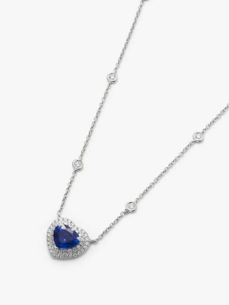 Colgante de oro blanco de 18K con zafiro azul royal en talla corazón de 1,51 cts y 59 diamantes en talla brillante con un total de 0,3 cts