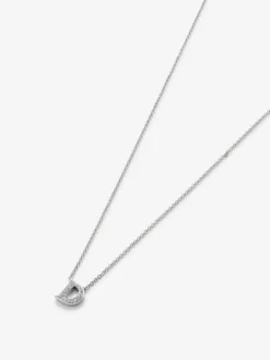 Colgante de oro blanco de 18K con letra D y 14 diamantes en talla brillante con un total de 0,041 cts