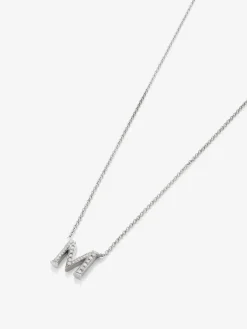 Colgante de oro blanco de 18K con letra M en pavé de 28 diamantes en talla brillante con un total de 0,13 cts