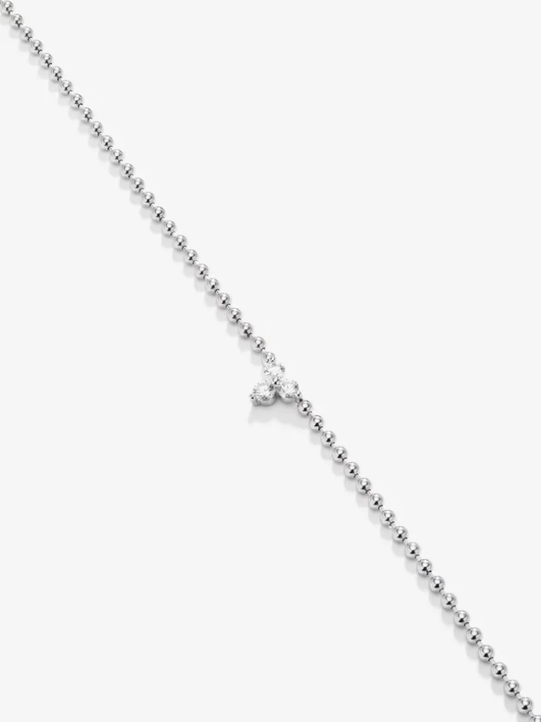 Colgante de oro blanco de 18K con 3 diamantes en talla brillante con un total de 0,18 cts
