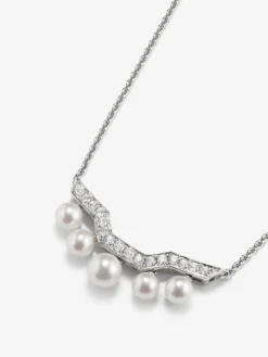 Colgante de oro blanco de 18K con 5 perlas akoya de 4 y 5mm y 16 diamantes blancos en talla brillante con un total de 0,22