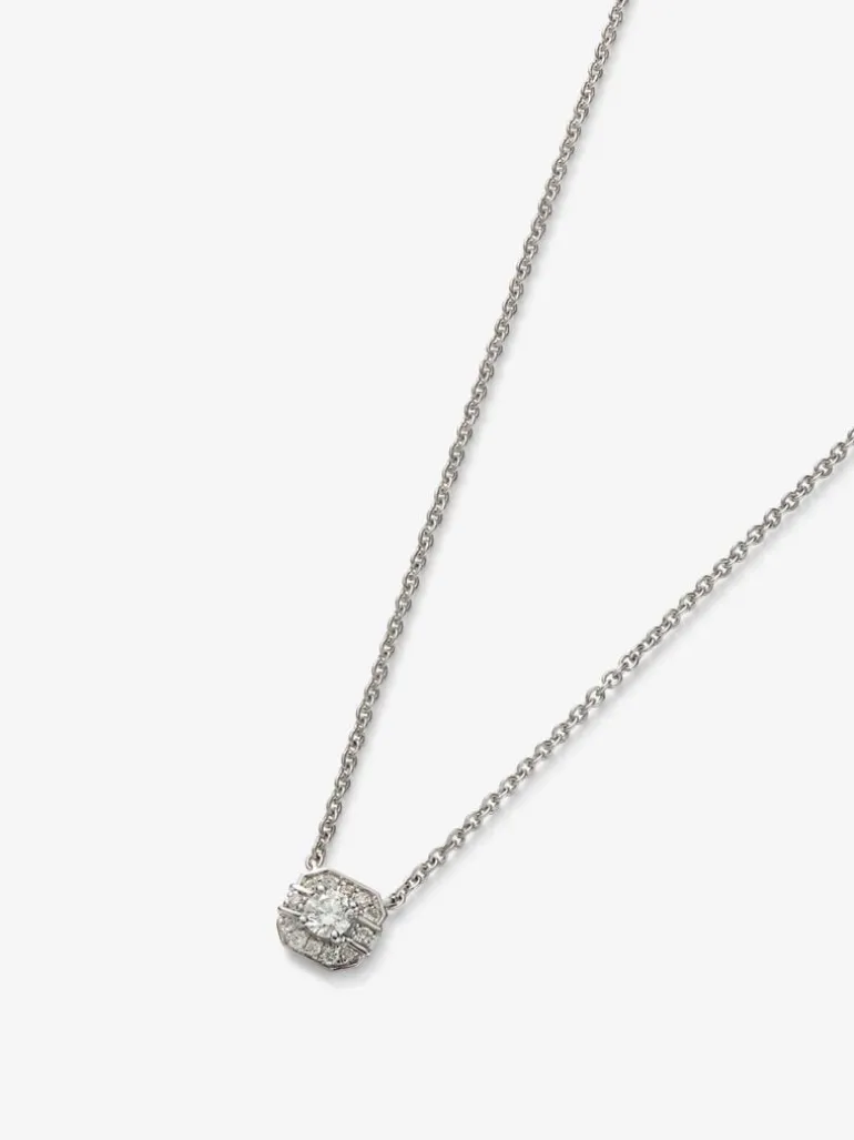 Colgante de oro blanco de 18K con diamante central en talla brillante de 0,1 cts y 12 diamantes en talla brillante con un total de 0,15 cts