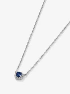 Colgante de oro blanco de 18K con un zafiro azul en talla brillante de 0,2 cts y 10 diamantes en talla brillante con un total de 0,05 cts