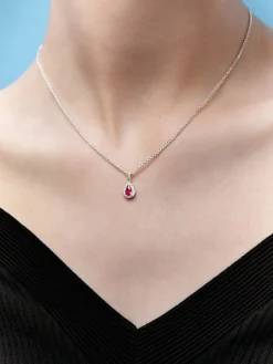 Colgante de oro blanco de 18K con rubí rojo intenso en talla pera de 0,88 cts y diamantes 0,48 cts