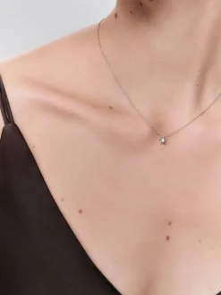 Colgante de oro blanco de 18K con diamante blanco en talla brillante de 0,1 cts y forma de estrella
