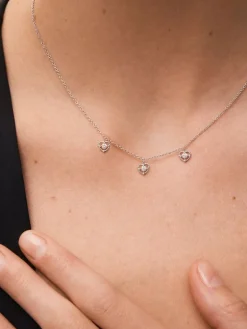 Colgante de oro blanco de 18K de corazones con 3 diamantes blancos en talla brillante con un total de 0,18 cts