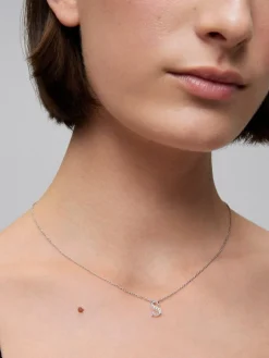 Colgante de oro blanco de 18K con letra S y 16 diamantes en talla brillante con un total de 0,07 cts