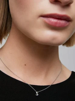 Colgante de oro blanco de 18K con letra S en pavé de 10 diamantes en talla brillante con un total de 0,027 cts