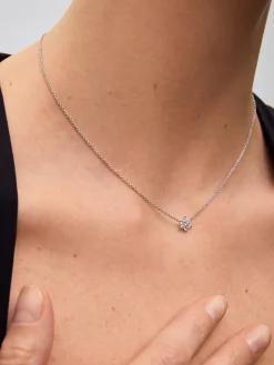 Colgante de oro blanco de 18K con diamantes 0,21 cts en forma de estrella