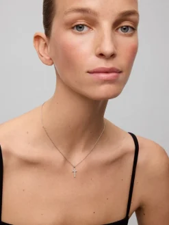 Colgante de oro blanco de 18K con cruz de 12 diamantes en talla brillante con un total de 0,24 cts