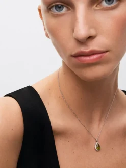 Colgante de oro blanco de 18K con peridoto verde en talla pera de 2,58 cts y 33 diamantes en talla brillante con un total de 0,36 cts