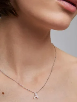 Colgante de oro blanco de 18K con letra A en pavé de 7 diamantes en talla brillante con un total de 0,08 cts