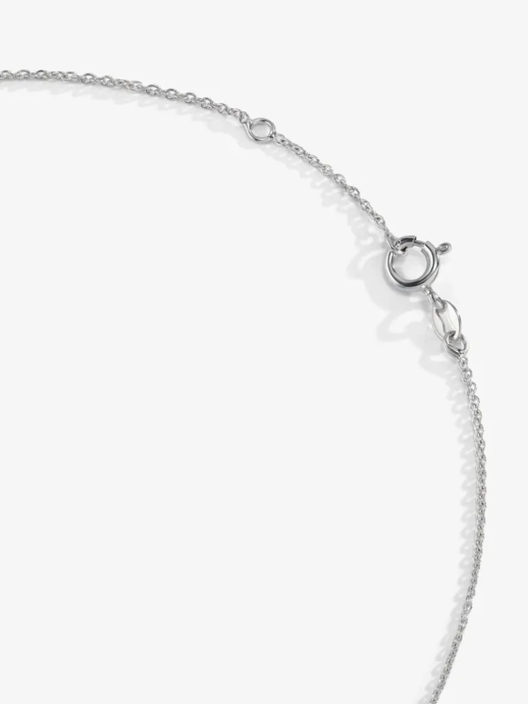 Colgante de oro blanco de 18K con diamantes en talla brillante de 0,09 cts y letra D