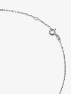 Colgante de oro blanco de 18K con zafiro azul royal en talla corazón de 1,51 cts y 59 diamantes en talla brillante con un total de 0,3 cts