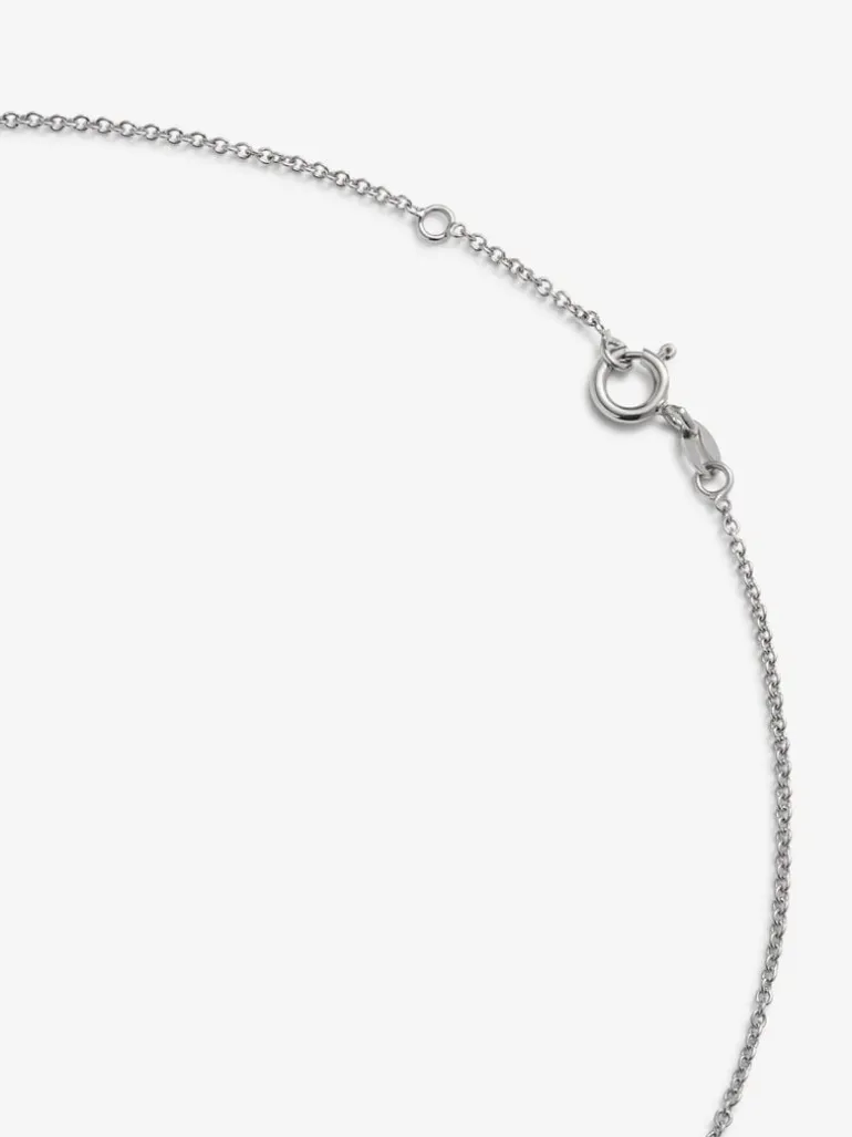 Colgante de oro blanco de 18K con zafiro azul royal en talla corazón de 1,51 cts y 59 diamantes en talla brillante con un total de 0,3 cts