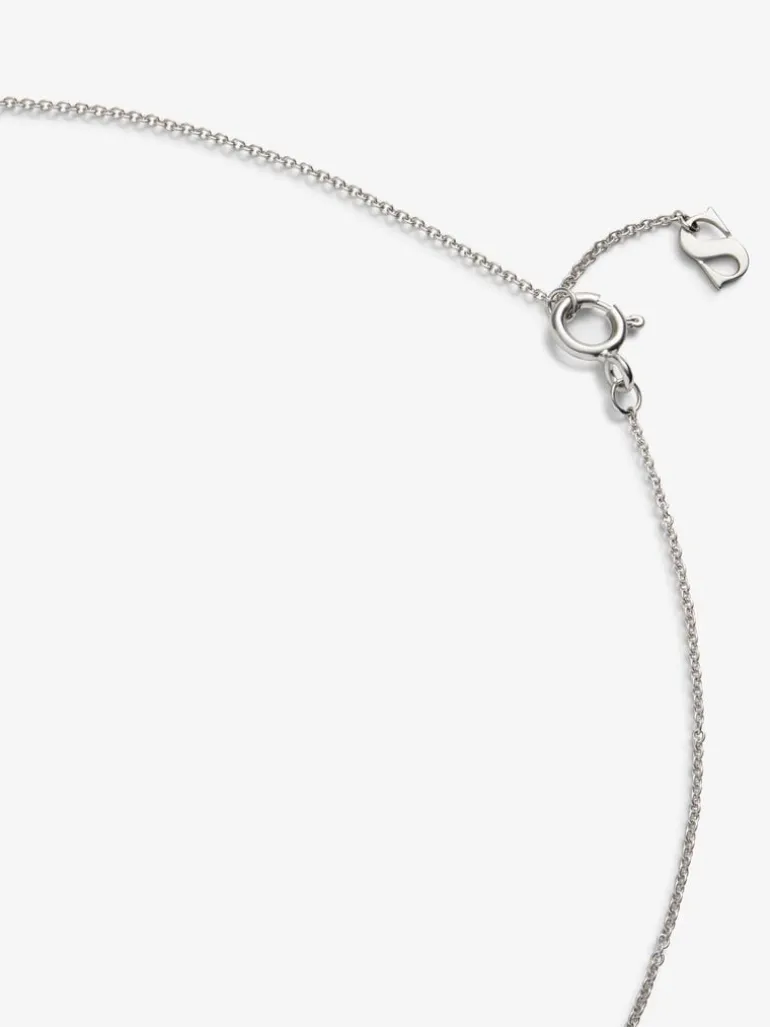 Colgante de oro blanco de 18K con diamante central en talla brillante de 0,2 cts y orla de 2 diamantes en talla baguette con un total de 0,05 cts y 10 diamantes en talla brillante con un total de 0,035 cts