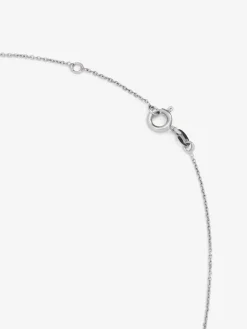 Colgante de oro blanco de 18K con letra L y 12 diamantes en talla brillante con un total de 0,07 cts