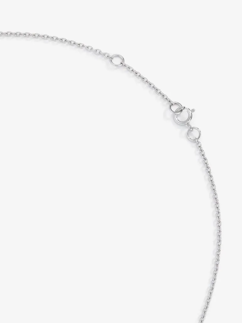 Colgante de oro blanco de 18K con zafiro azul en talla brillante de 0,23 cts y orla de 10 diamantes en talla brillante con un total de 0,07 cts