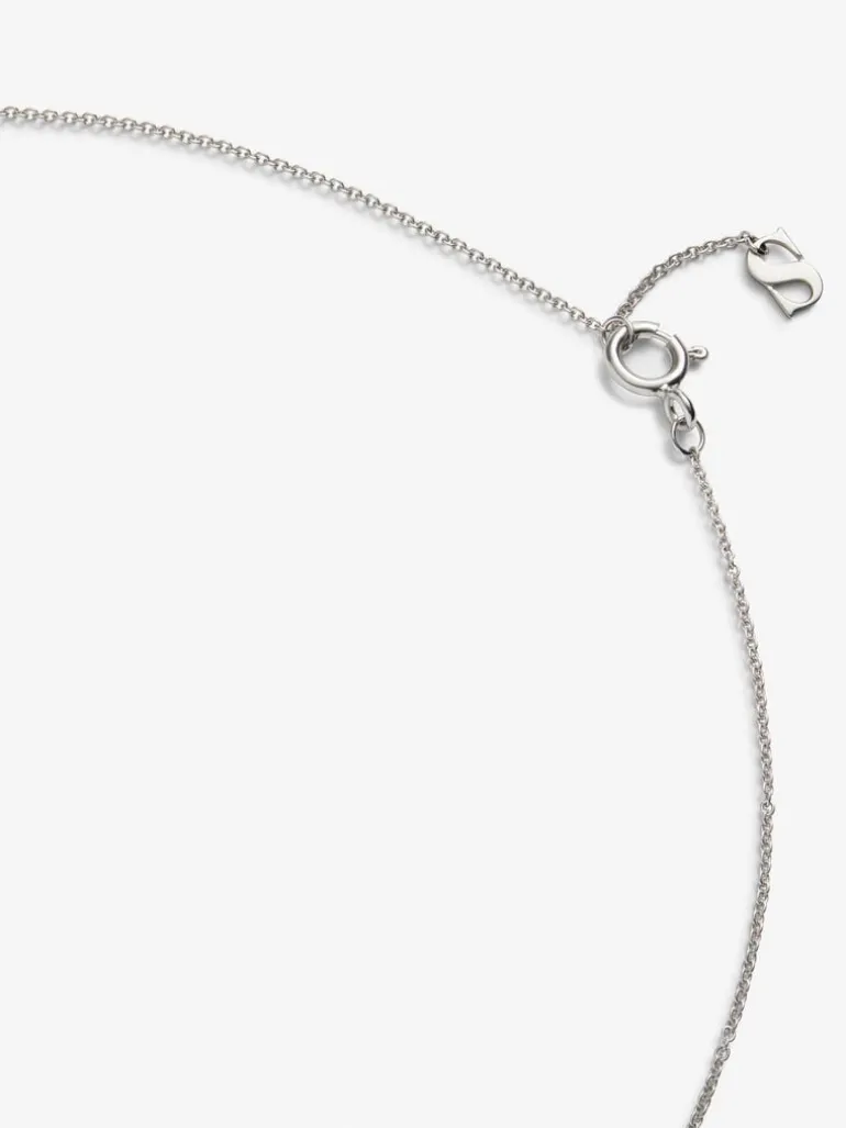 Colgante de oro blanco de 18K con diamante central en talla brillante de 0,1 cts y 12 diamantes en talla brillante con un total de 0,15 cts