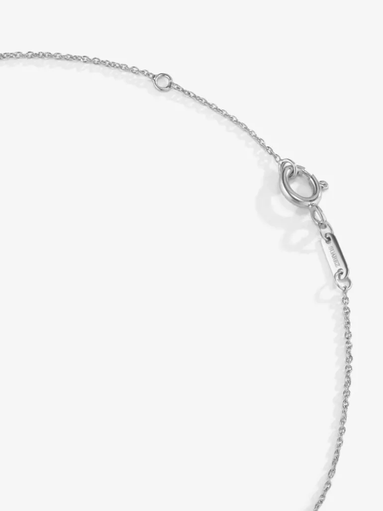 Colgante de oro blanco de 18K con un zafiro azul en talla brillante de 0,2 cts y 10 diamantes en talla brillante con un total de 0,05 cts