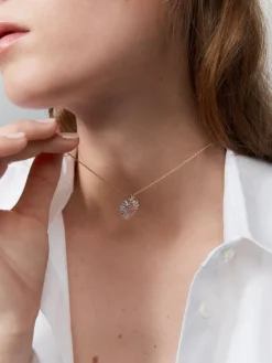 Colgante de oro blanco y rosa de 18K con 9 zafiros rosas en talla brillante con un total de 0,1 cts, 46 diamantes blancos en talla brillante con un total de 0,18 cts y 18 diamantes marrones en talla brillante con un total de 0,08 cts