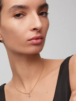 Colgante de oro rosa de 18K con zafiros multicolor con forma de cruz