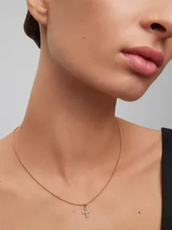 Colgante de oro rosa de 18K con zafiros multicolor con forma de cruz