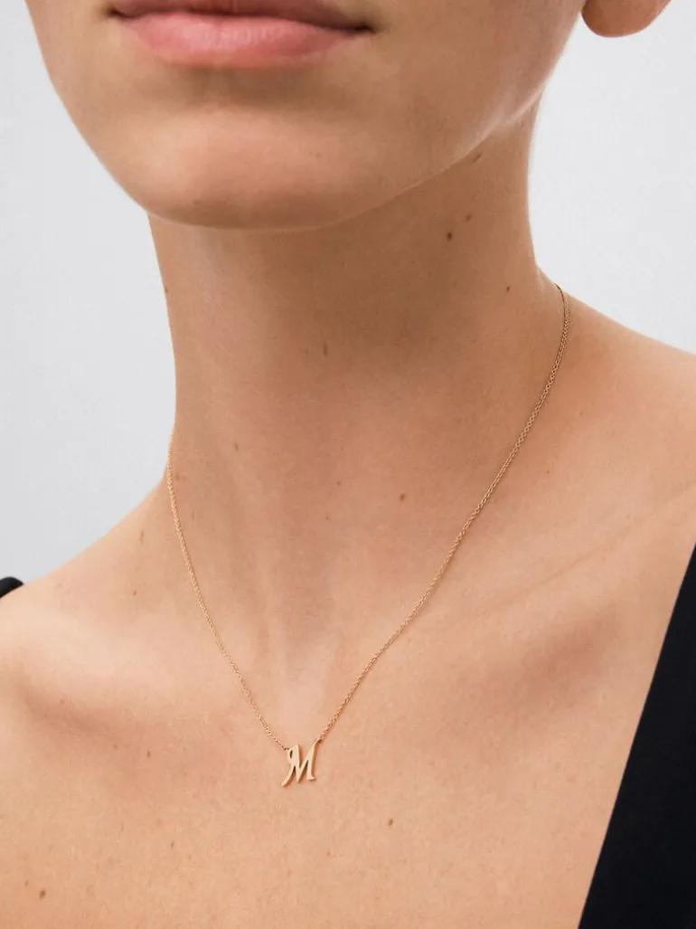 Colgante de oro rosa de 18K con letra M