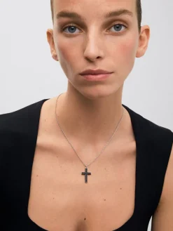 Colgante de plata 925 con cruz de 75 espinelas negras en talla brillante con un total de 1,04 cts