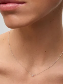 Colgante solitario de oro blanco de 18K con diamante en talla brillante de 0,1 cts