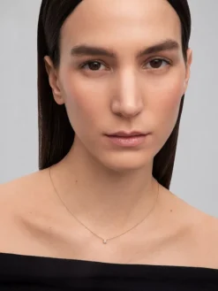 Colgante solitario de oro amarillo de 18K con diamante en talla brillante de 0,15 cts