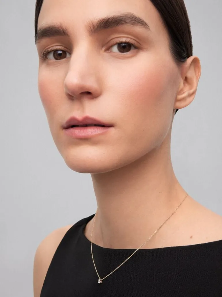 Colgante solitario de oro amarillo de 18K con diamante blanco en talla brillante de 0,1 cts
