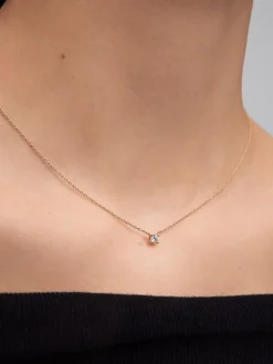 Colgante solitario de oro amarillo de 18K con diamante en talla brillante de 0,15 cts