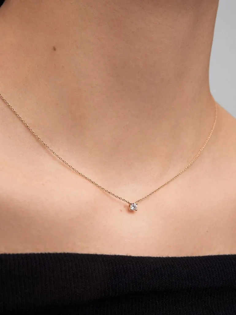 Colgante solitario de oro amarillo de 18K con diamante en talla brillante de 0,15 cts