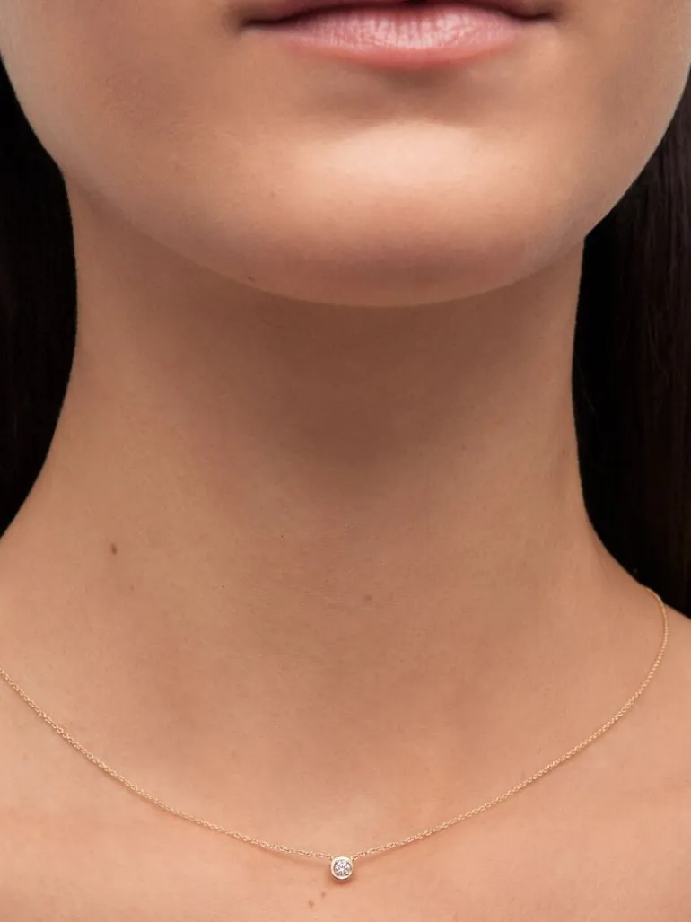 Colgante solitario de oro amarillo de 18K con diamante blanco en talla brillante de 0,05 cts