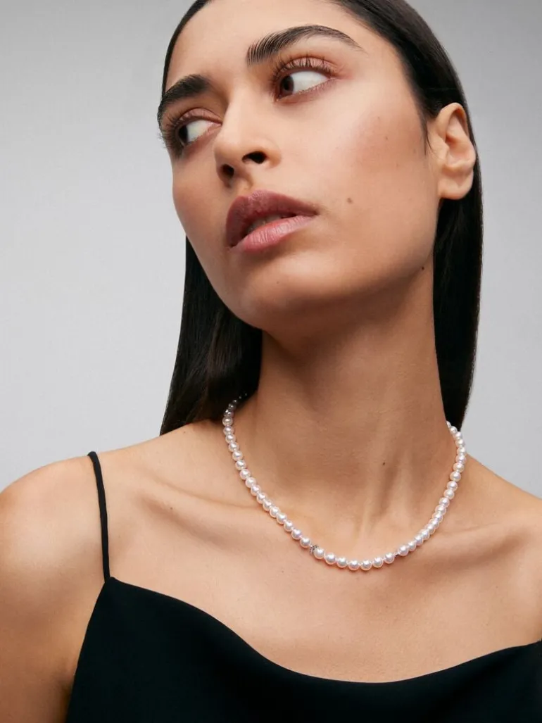Collar de oro blanco de 18K con perlas akoya