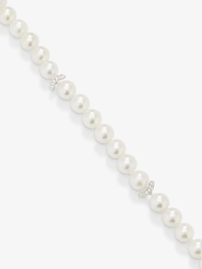 Collar de oro blanco de 18K con perlas akoya