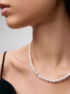 Collar de oro blanco de 18K con perlas akoya