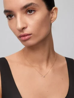 Collar de oro rosa de 18K con 4 diamantes en talla brillante con un total de 0,1 cts