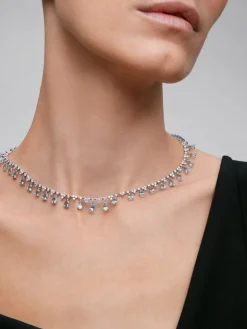 Collar rivière de oro blanco de 18K con 25 aguamarinas azules en talla pera con un total de 8,33 cts, 39 en talla brillante con un total de 5,868 cts y 103 diamantes en talla brillante con un total de 3,82 cts