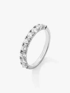 Media alianza de oro blanco de 18K con 9 diamantes en talla brillante con un total de 0,91 cts