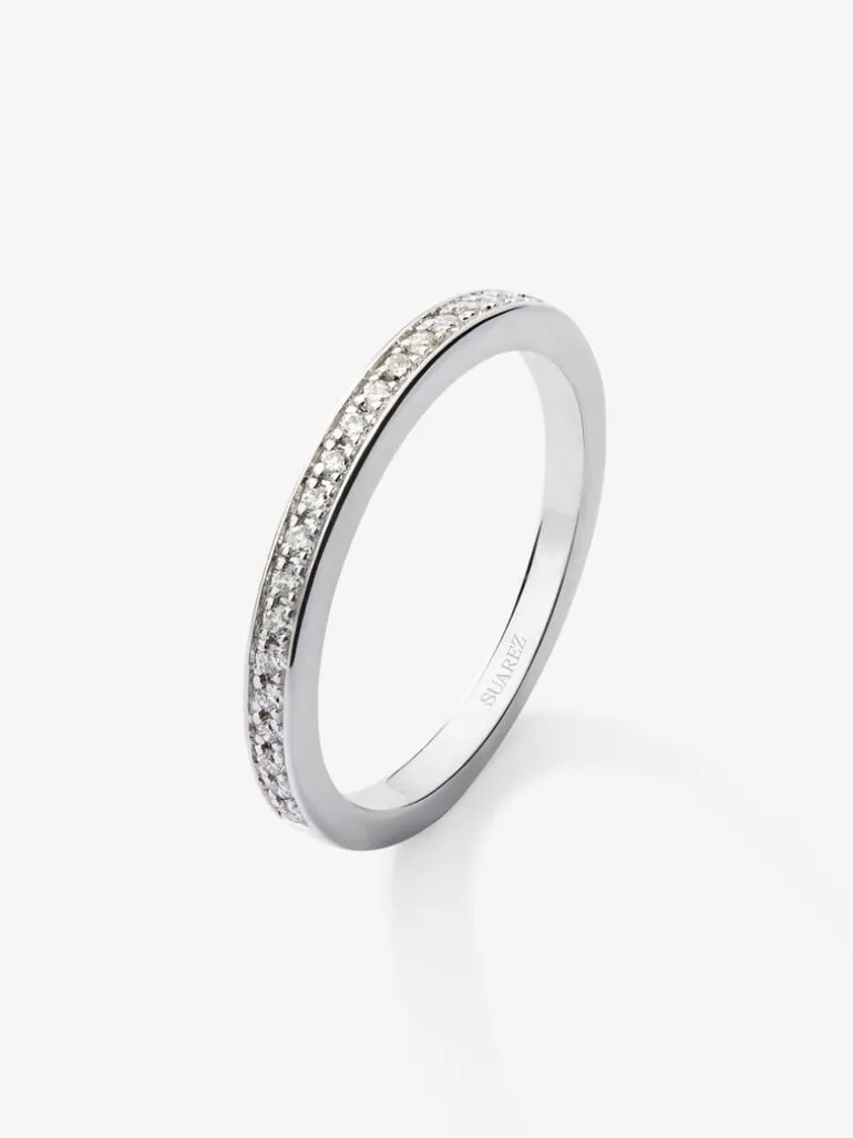 Media alianza de oro blanco de 18K con 20 diamantes en talla brillante con un total de 0,12 cts