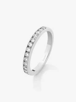 Media alianza de oro blanco de 18K con 16 diamantes en talla brillante con un total de 0,5 cts
