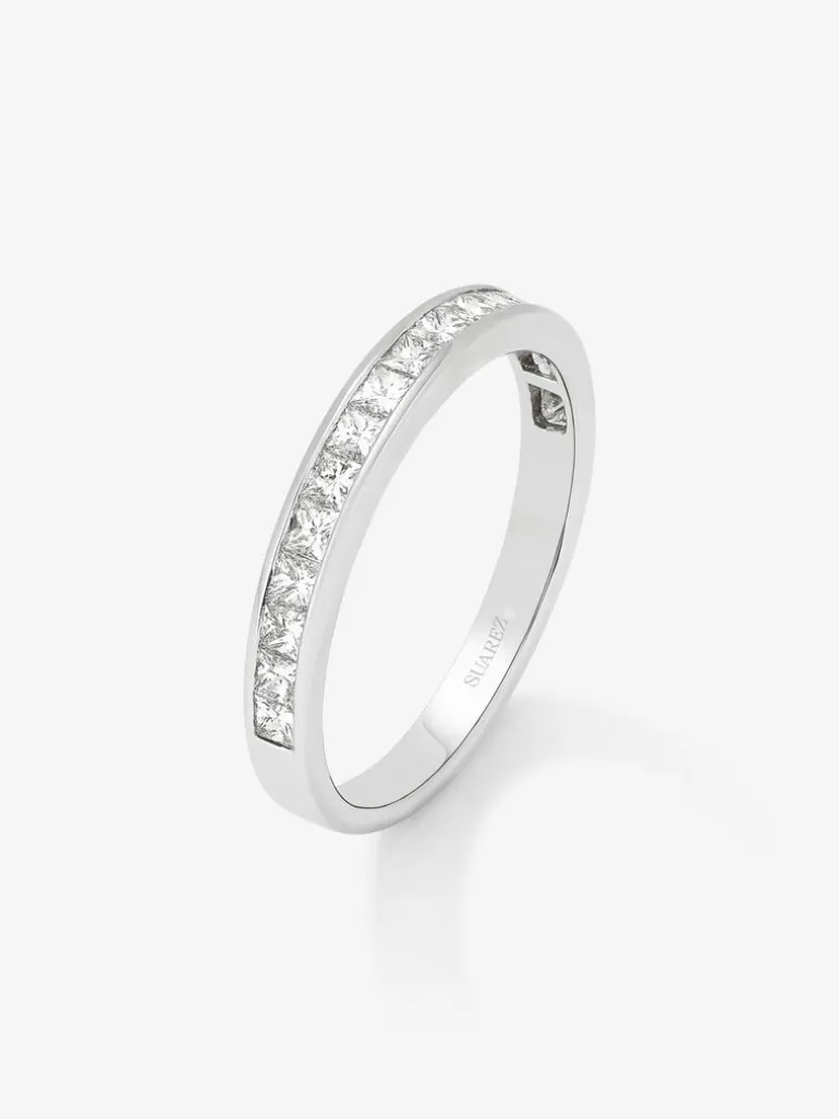 Media alianza de oro blanco de 18K con 20 diamantes en talla princesa con un total de 0,62 cts