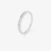 Media alianza de oro blanco de 18K con 15 diamantes en talla brillante con un total de 0,31 cts