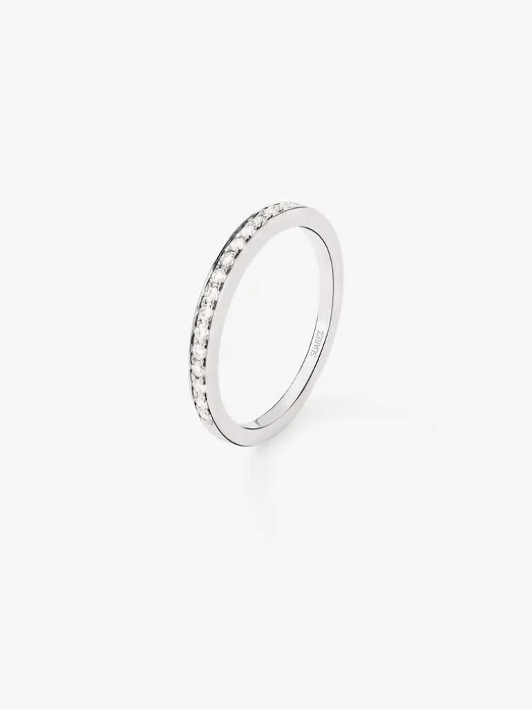 Media alianza de oro blanco de 18K con 15 diamantes en talla brillante con un total de 0,31 cts