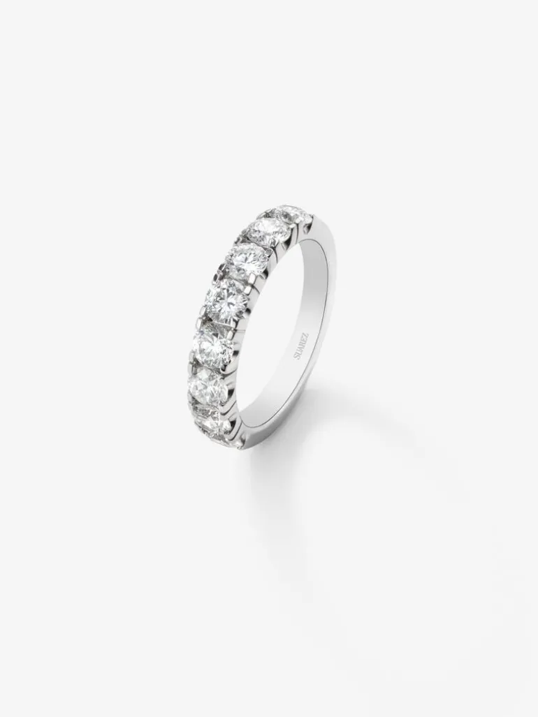 Media alianza de oro blanco de 18K con 11 diamantes en talla brillante con un total de 0,55 cts