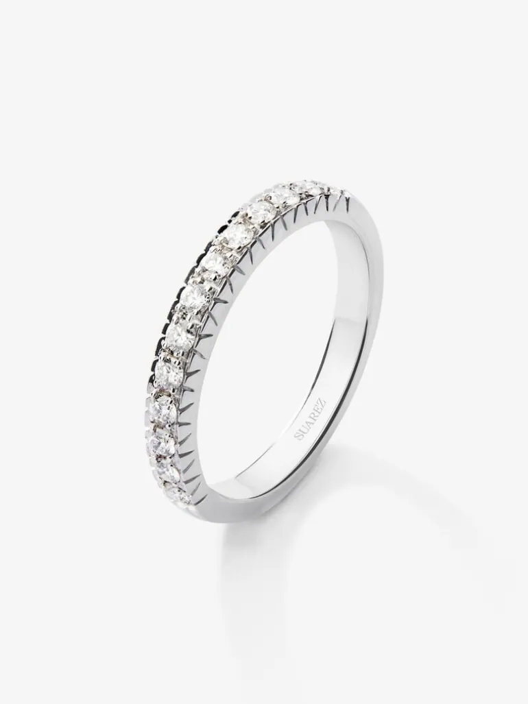 Media alianza de oro blanco de 18K con 13 diamantes en talla brillante con un total de 0,27 cts
