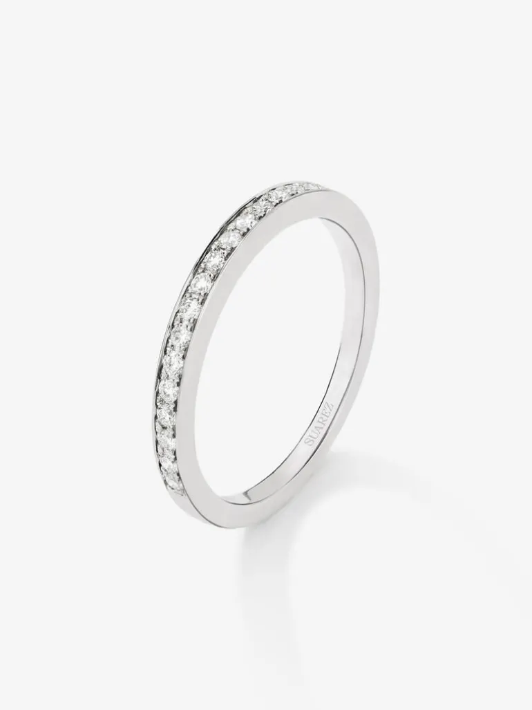 Media alianza de oro blanco de 18K con 18 diamantes en talla brillante con un total de 0,17 cts