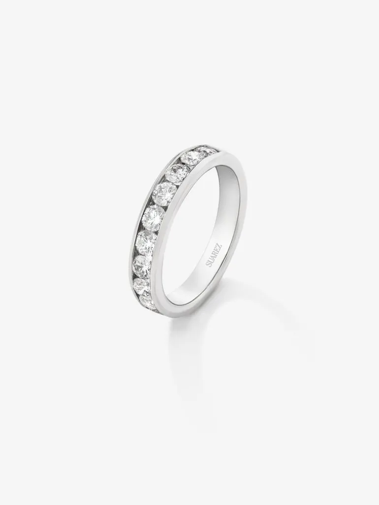 Media alianza de oro blanco de 18K con 10 diamantes en talla brillante con un total de 1,1 cts